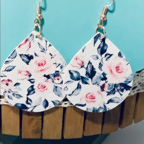 Earrings made of faux leather. - Picture 2 of 7